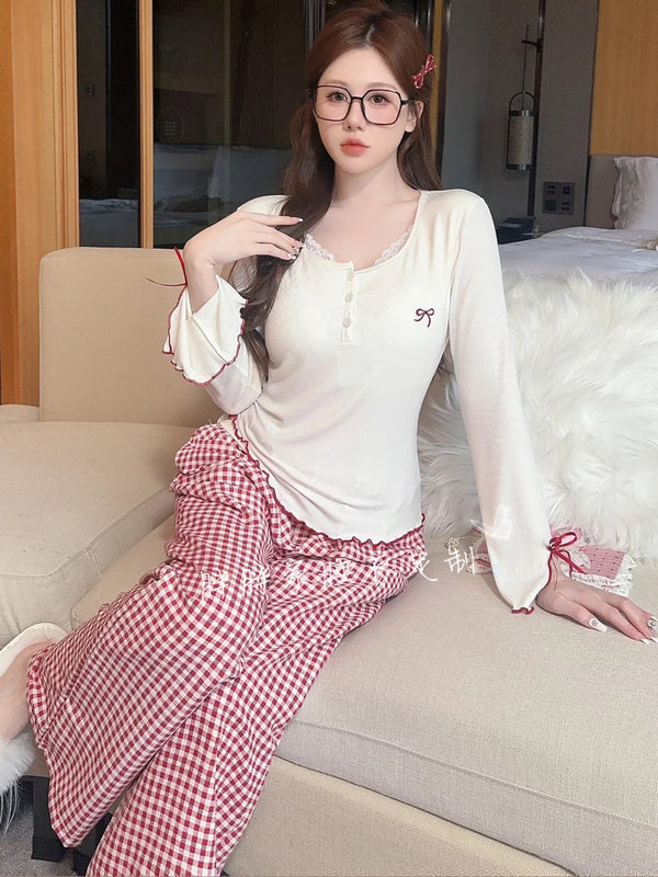 بجامة ليلى قطن — توب بياقة دانتيل وبنطلون مربعات كلاسيكي