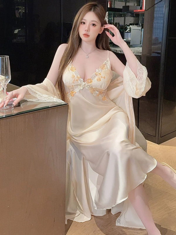 طقم نوم ساتان ناعم بتطريز ورد – نعومة تكمّل جمال