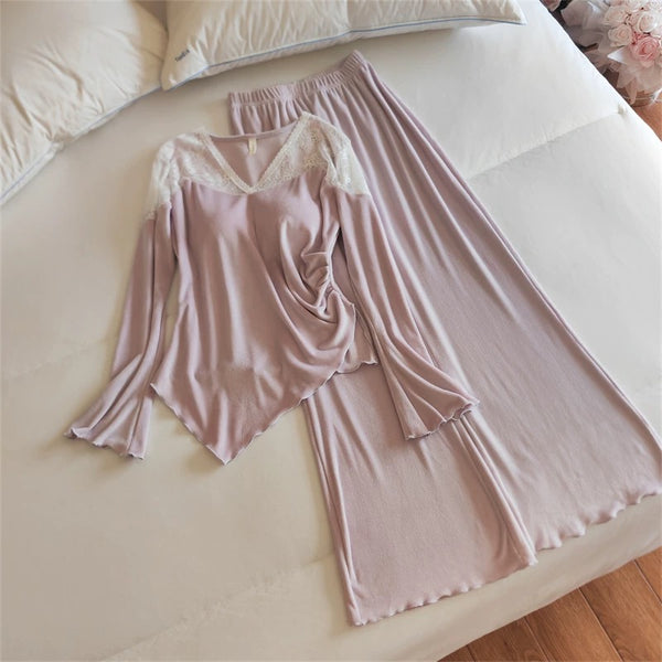 بيجامة قطيفة بتصميم منسدل بلمسة الدانتيل الفرنسي والأكمام الواسعة