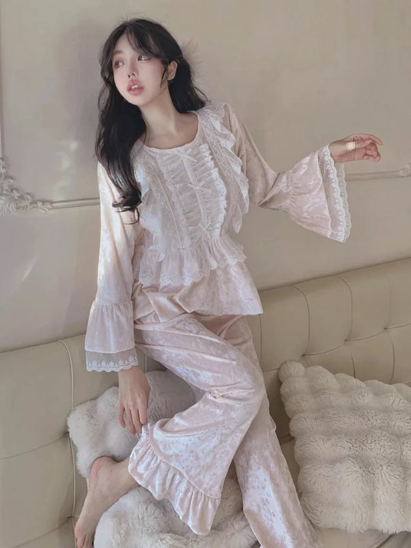 بيجامة قطيفة وردي ناعم بكشكشة أنثوية