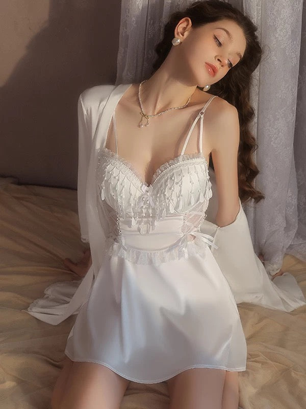 لانجيري ساتان أبيض ناعم بتفاصيل دانتيل فاخرة