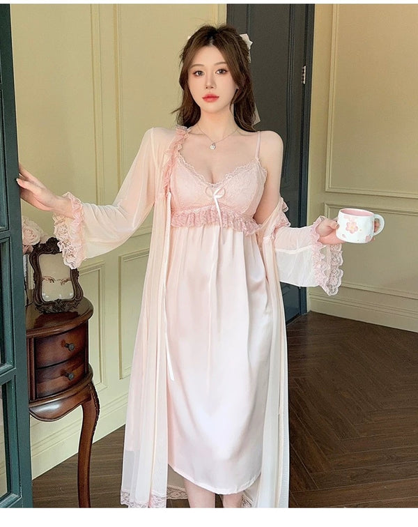 فستان ستان مع روب دانتيل أنثوي أنيق