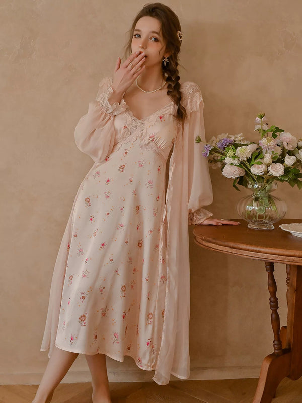 طقم نوم فاخر من الستان بطبعة ورد رقيقة – مع روب شفاف أنيق