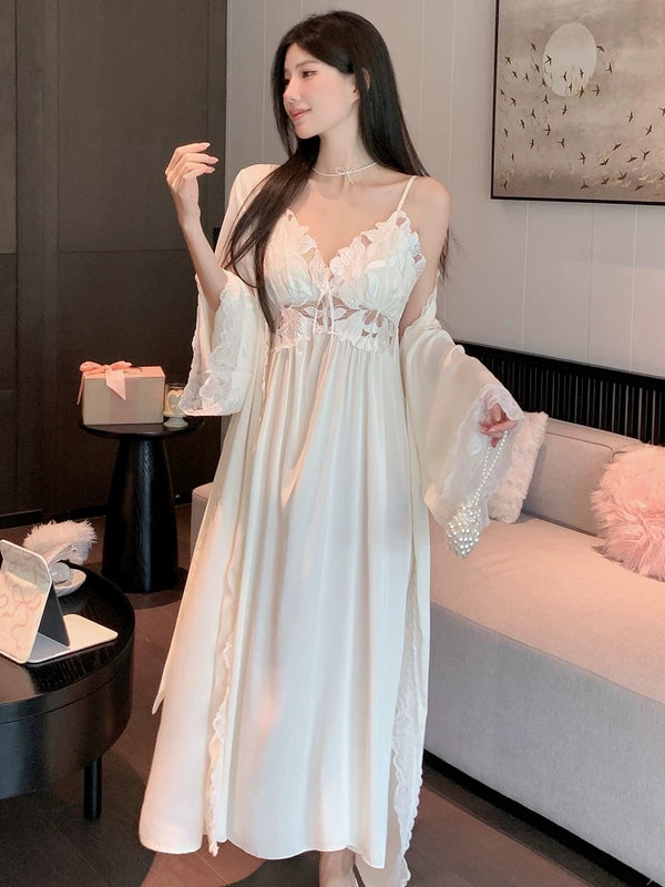 طقم لانجيري ساتان مع روب ساتان بتفاصيل دانتيل